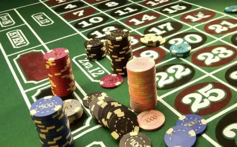 Filipino player accessing ph 100 Casino on a mobile phone browser without app download